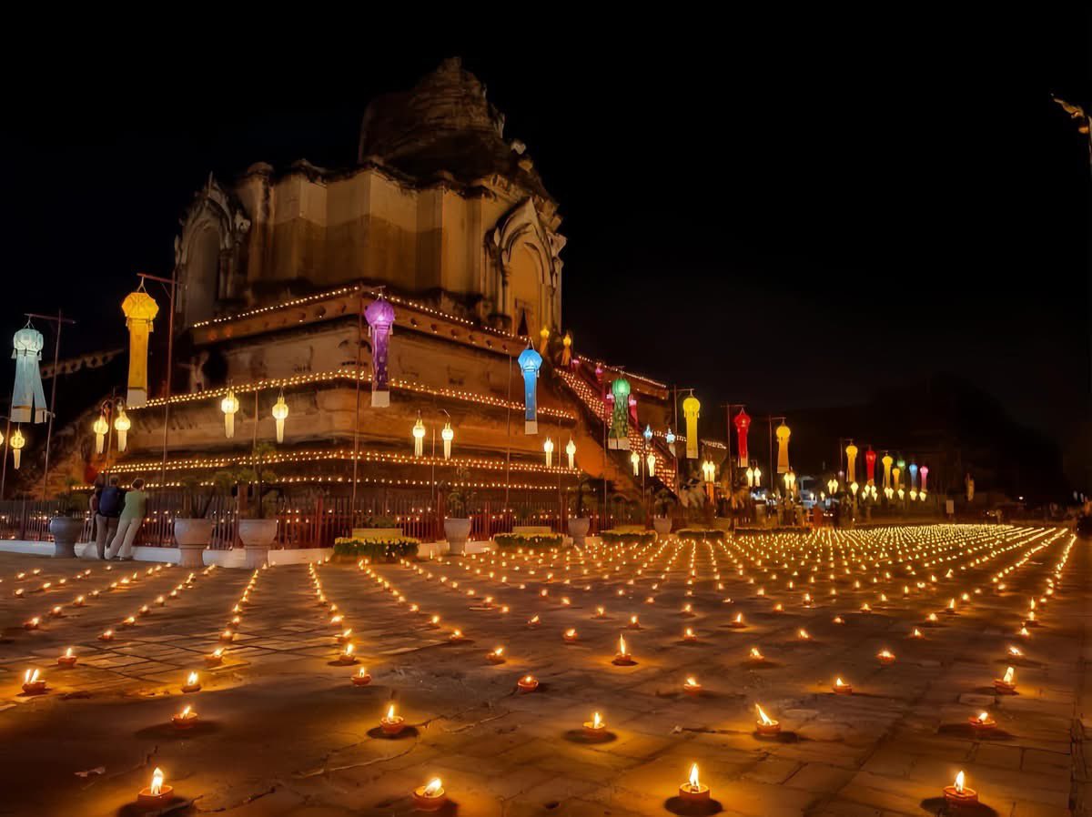 วัดเจดีย์หลวงไม่ได้จุดผางประทีปขนาดนี้ทุกวัน ส่วนใหญ่จะเป็นเทศกาลใหญ่ แต่วันนี้มีค่ะ! จุดไปตั้งแต่ทุ่มนึง ของจริงสวยมากอเมซิ่งไทยแลนด์ #AmazingThailandxLISA