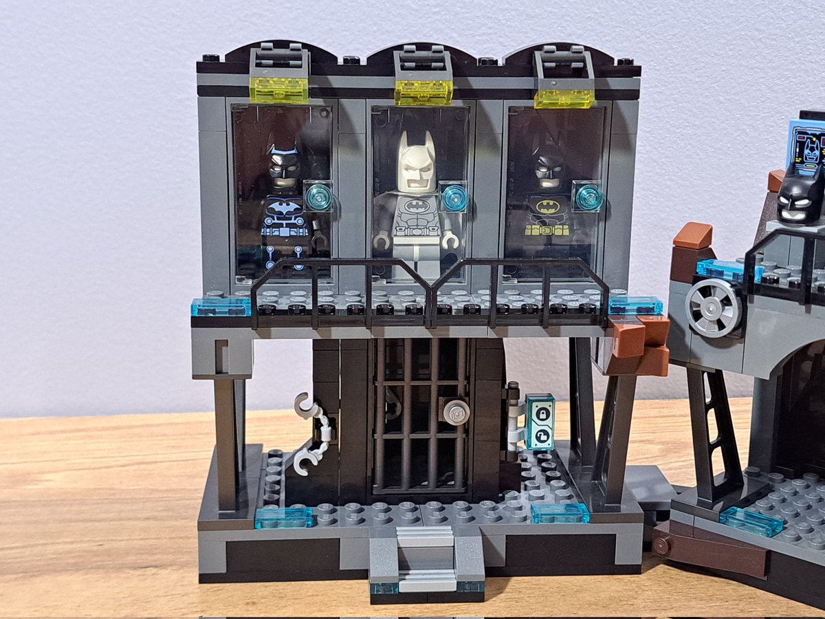 14thbricks's tweet image. My first Batcave extension is done! The bottom is more or less the cell the set came with but the top is a simple suit display for 3 suits and a removable roof for easier access. #Lego #batman #legobatmangame  #batcave