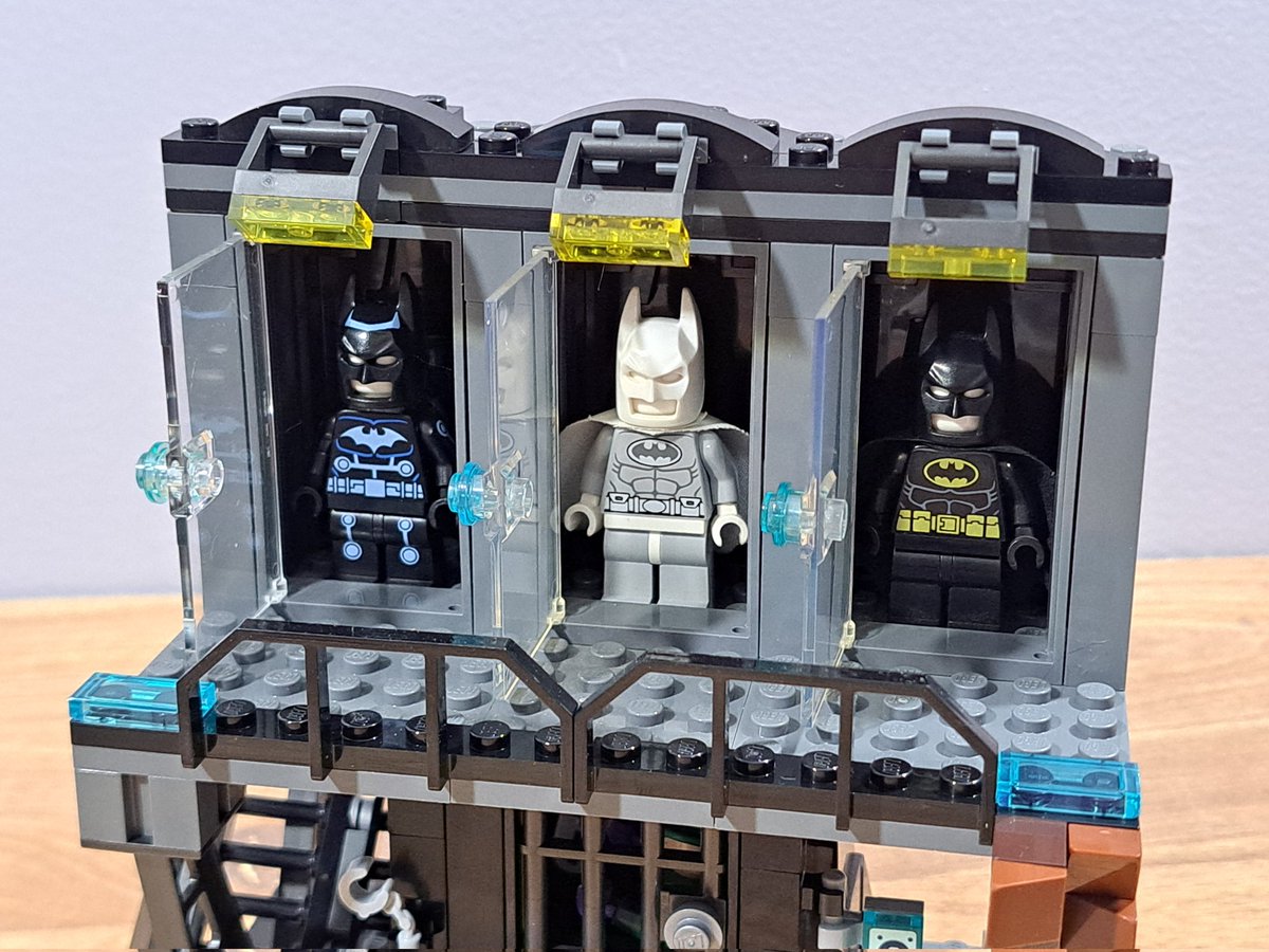 14thbricks's tweet image. My first Batcave extension is done! The bottom is more or less the cell the set came with but the top is a simple suit display for 3 suits and a removable roof for easier access. #Lego #batman #legobatmangame  #batcave