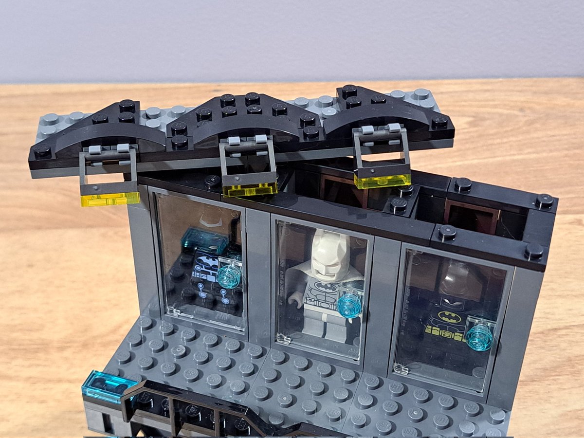 14thbricks's tweet image. My first Batcave extension is done! The bottom is more or less the cell the set came with but the top is a simple suit display for 3 suits and a removable roof for easier access. #Lego #batman #legobatmangame  #batcave