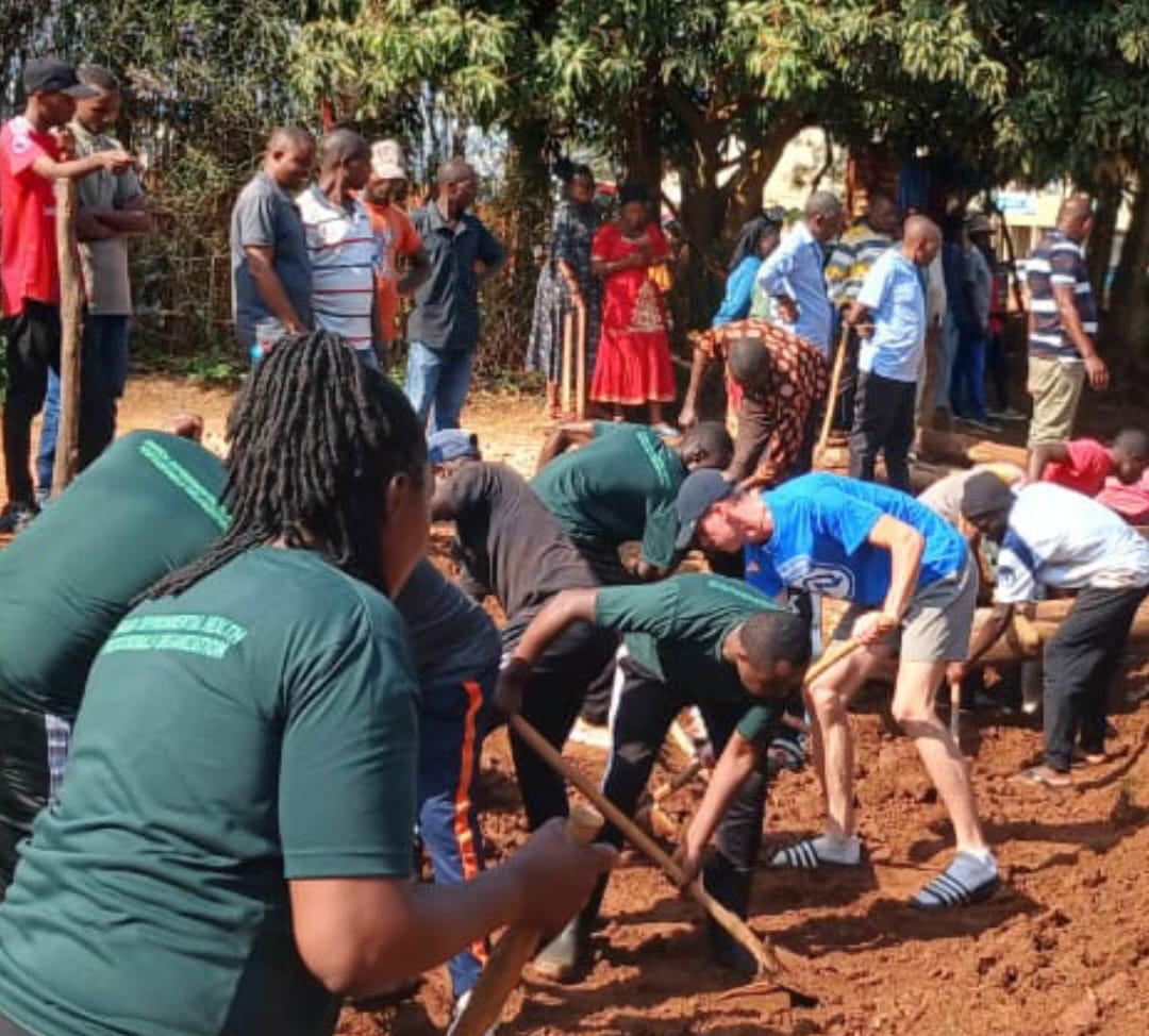 GMuhamoud's tweet photo. Mu rwego rwo kurengera ibidukikije no guteza imbere isuku n’isukura, Umuryango w’Abanyamwuga mu Buzima Bushingiye ku Bidukikije (Rwanda Environmental Health Professionals Organisation) wakoze Umuganda mu Murenge wa Kigali,hagamijwe kandi kwirinda indwara z’ibyorezo. @REMA_Rwanda https://t.co/psreAerxDp