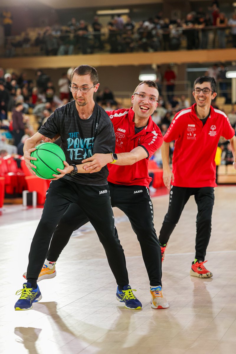 ASMonaco_Basket's tweet photo. ❤️🤍 A l'occasion des #OneTeamGames, les athlètes de Special Olympics Monaco étaient avec nous pour l'entrée des joueurs et l'animation mi-temps 👏

We Are All One Team 👊

@EuroLeague - @OTEuroleague 

#RocaTeam #DagheMunegu https://t.co/Men9N1H9K5