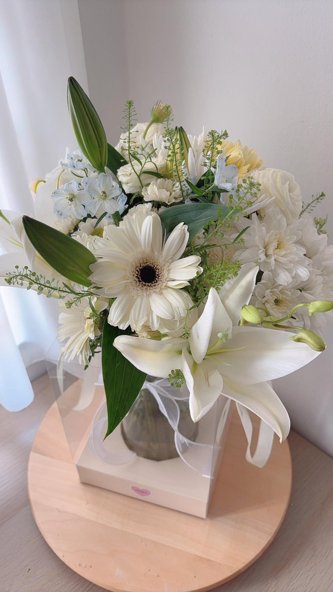 PetaleStudio's tweet photo. Flowers for condolences 🤍

Client chose this bouquet to express her grief and love for her beloved one.

Flowers may not ease the pain, but they are a way to show you care together with sincere doa and remembrance.

Al-Fatihah 🤲🏻 https://t.co/iXjrHMofbH