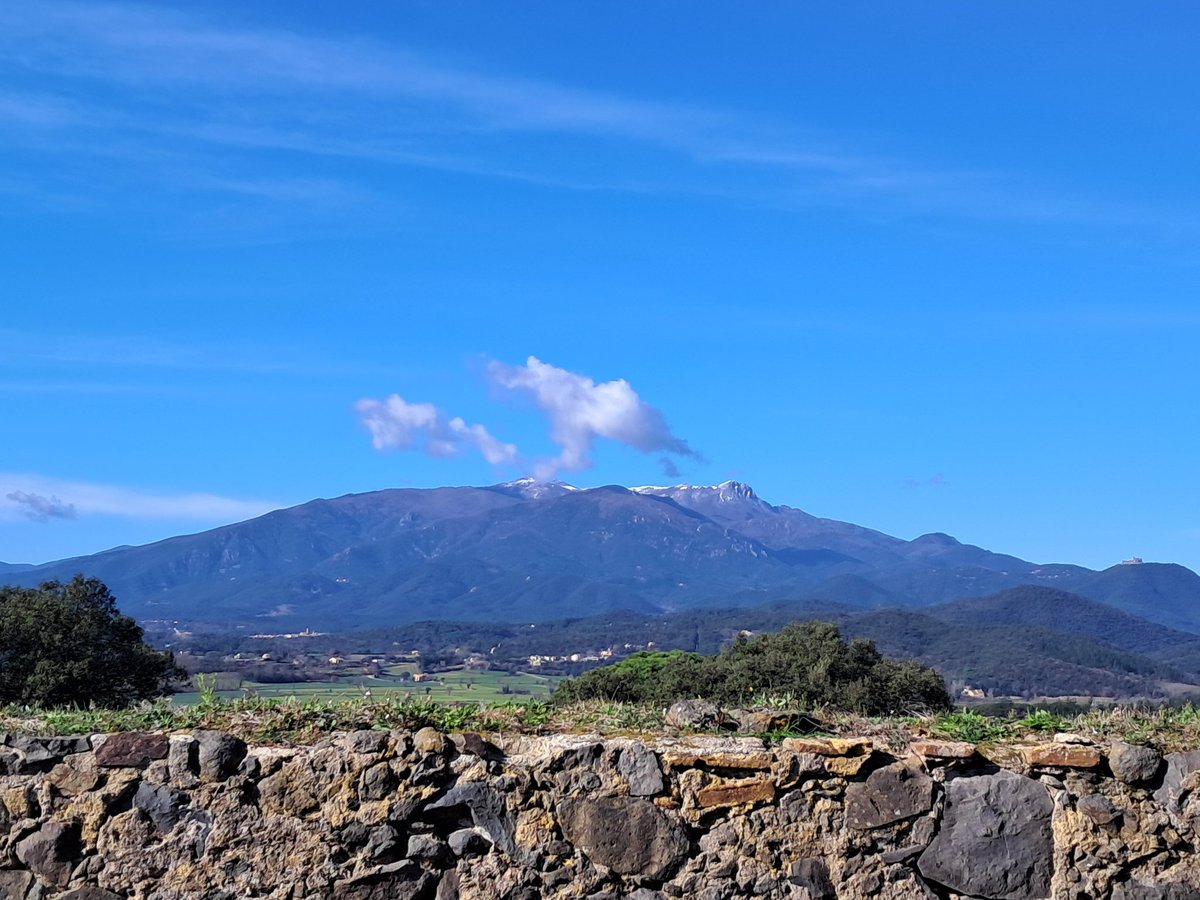 Silueta del Montseny des del castell d'Hostalric.
Encara s'aprecia la neu al turó de l'Home i a les Agudes.