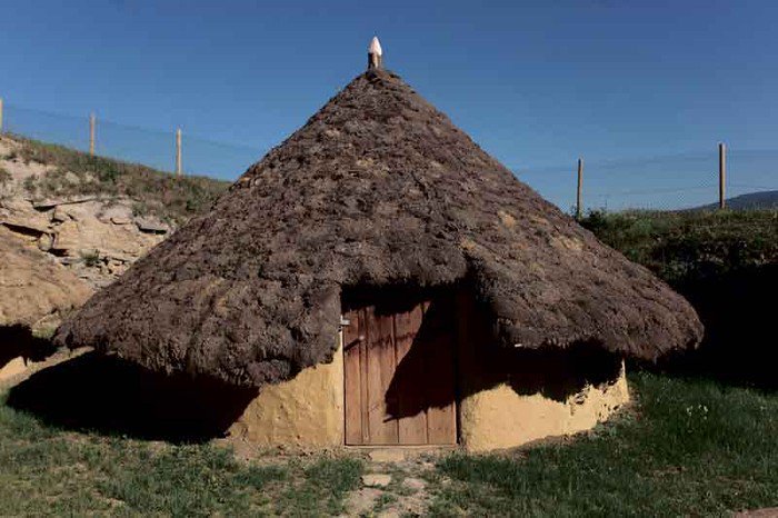 PatrimonioAlava's tweet photo. #AlegríaDulantzi. El Castro de #Henaio es un asentamiento de la #EdaddelHierro habitado entre los años 840-100 a.C. Armando #Llanos lo excavó en 1969-1970. Existe un #CentrodeInterpretación de la Edad de Hierro y de los alrededores del Castro. #Álava
Foto: @ArabakoALEA https://t.co/Ht3FR6tRKa