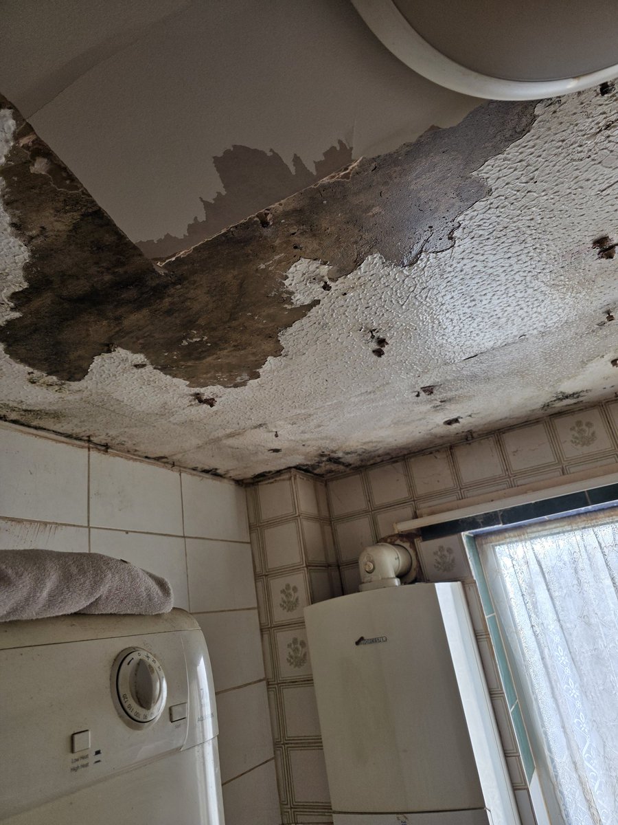 petepierce83's tweet photo. @SouthernHsg_UK we reported a water leak coming from an upstairs flat a month ago clearly to much trouble to come and sort! Today we can back home to the ceiling has collapsed luckily no one was in the kitchen at the time! Would someone care to explain how this is acceptable https://t.co/x06evtcNNj