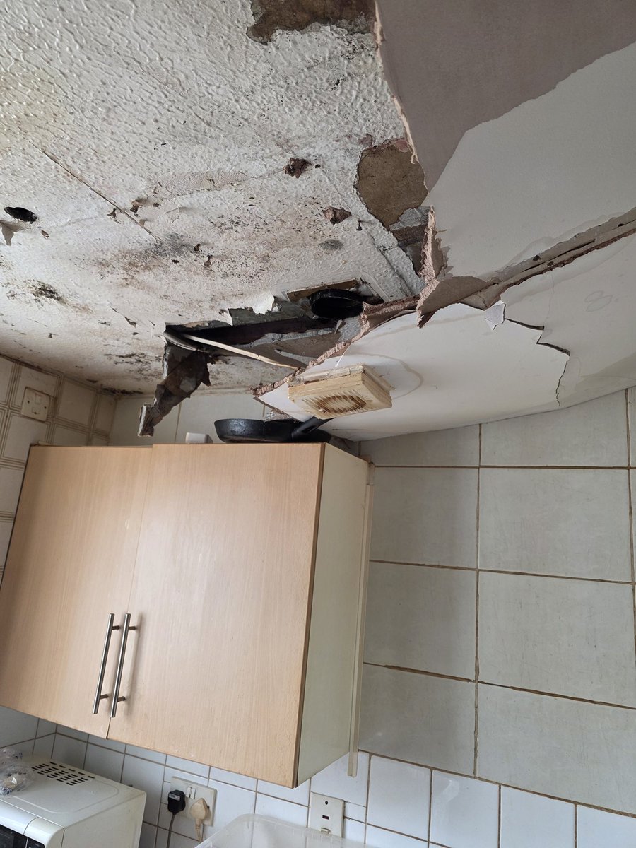 petepierce83's tweet photo. @SouthernHsg_UK we reported a water leak coming from an upstairs flat a month ago clearly to much trouble to come and sort! Today we can back home to the ceiling has collapsed luckily no one was in the kitchen at the time! Would someone care to explain how this is acceptable https://t.co/x06evtcNNj