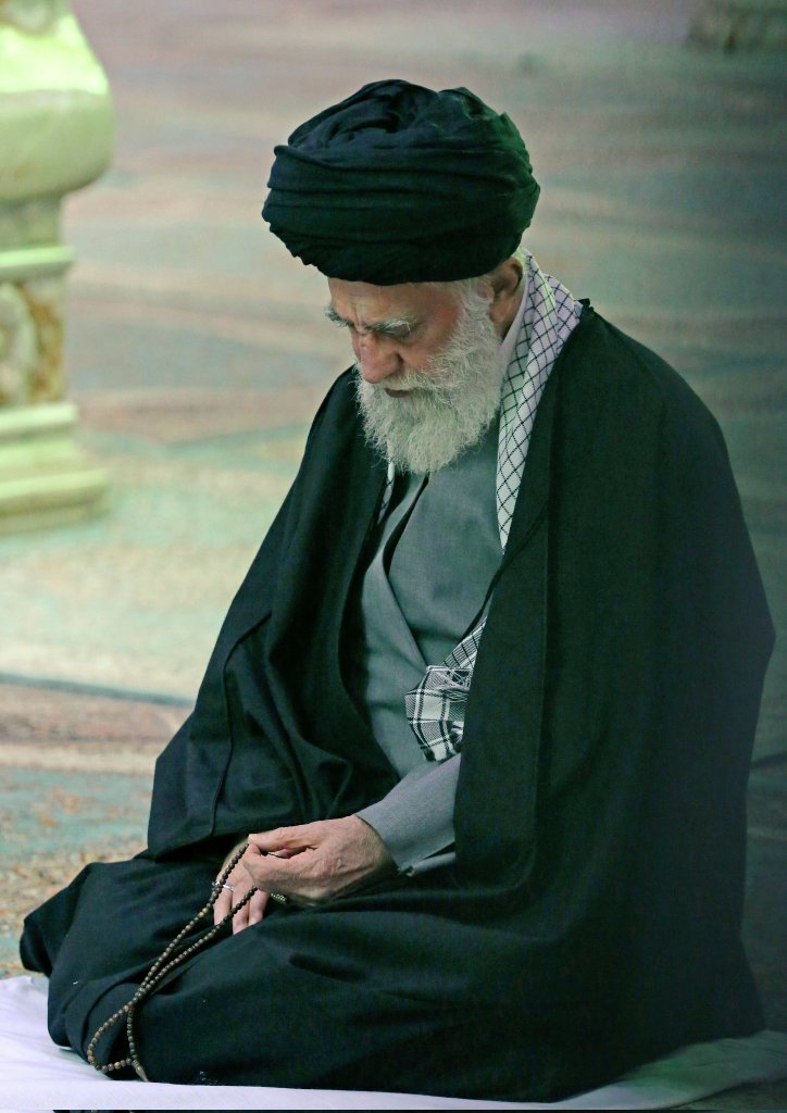 When an 86 years old man went to pray alone in Masjid e Jamkaran for success..

While all the so-called Islamic countries were drowning In luxury and silence!
#iran