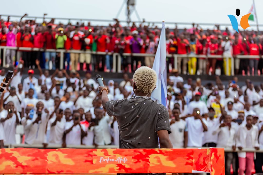 MagazineJimbere's tweet photo. 🏎️ @AkiliKirikou fait une entrée spectaculaire au #Stade_Intwari, à bord d’un engin impressionnant décoré d’une photo du @GeneralNeva, prêt à animer l’ambiance du stade
🏟️ Le #jeune artiste, déjà très populaire, est arrivé en grande pompe pour offrir un spectacle mémorable à ses fans lors de l’inauguration officielle. Il était accompagné de plusieurs assistants pour assurer sa prestation
#Burundi #Jimbere