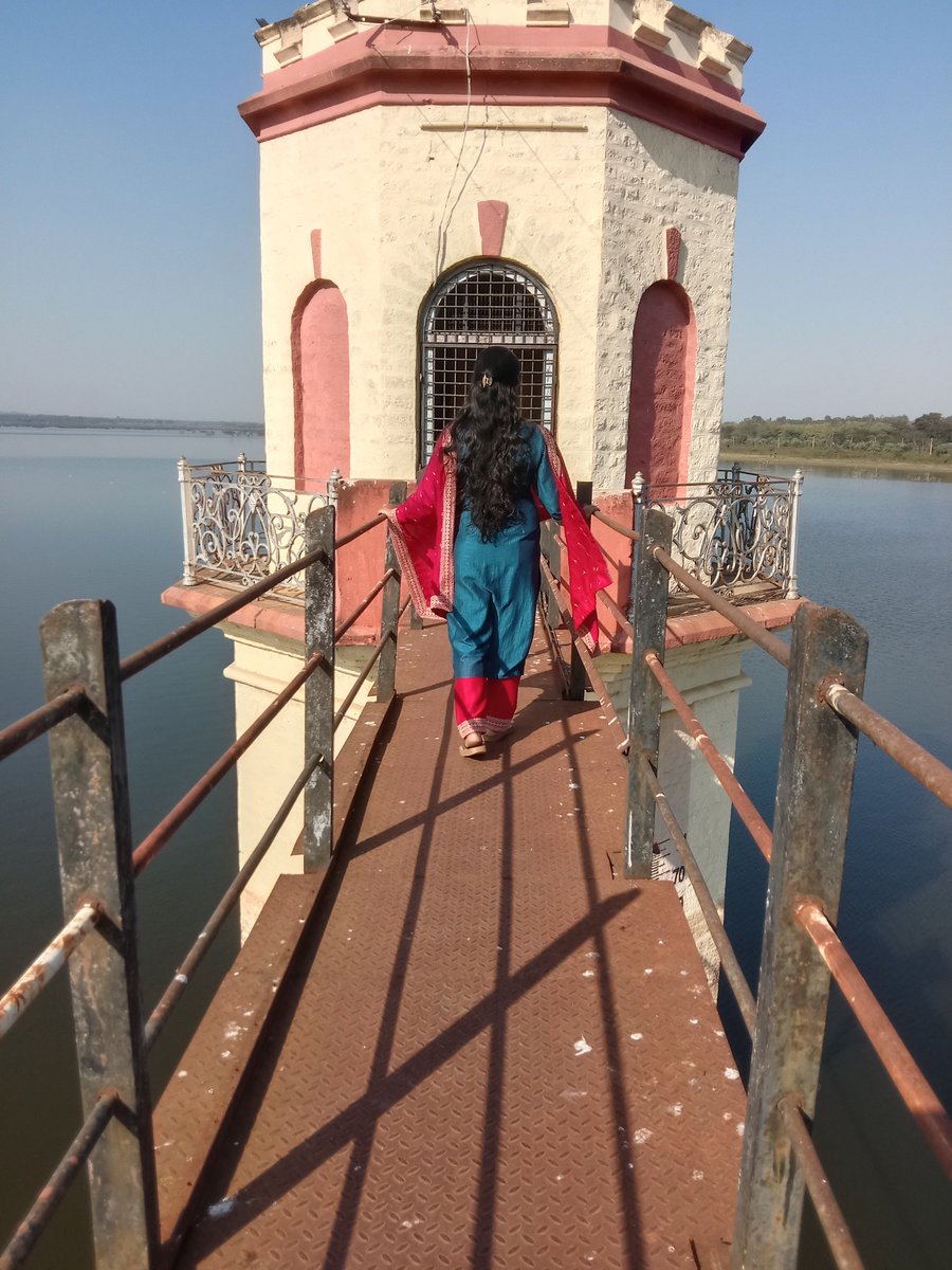 ವಿ.ಎನ್ 

ನಿನಗಾಗಿ ಬದಲಾದ ನನ್ನ ರೂಪ
ನಿನಗೆ ಅರ್ಥವಾಗದು
 
ಹತ್ತಿರ ಇದ್ದರೂ ದೂರವಾದೆ
ಮಾತು ಬಂದರೂ ಮೌನವಾದೆ

ಹೋಗಿಬಿಟ್ಟರೆ ನೆಮ್ಮದಿಯೇ?
ಅಥವಾ 
ಖಾಲಿತನದ ಉತ್ತರವೇ?

ನನ್ನ ಇರುವಿಕೆ ನಿನಗೆ ತೊಂದರೆಯಾದರೆ,
ನಿಶ್ಶಬ್ದವಾಗಿ ಹಿಂದೆ ಸರಿಯಲು
ನನಗೆ ತಿಳಿದಿದೆ…