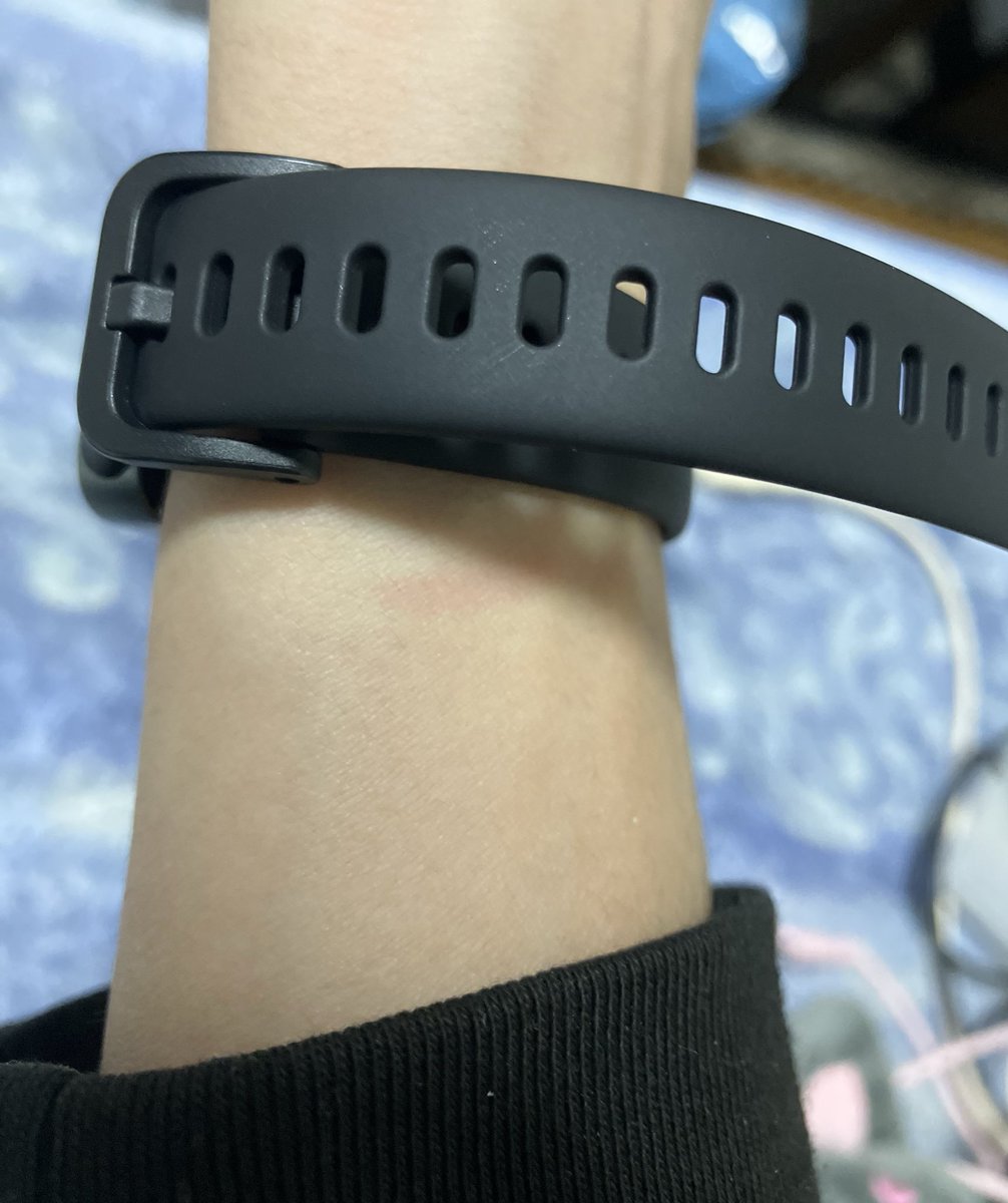 ひろさんオススメの腕時計をAmazonで買った！
手首が細くてベルトのサイズを1番キツくしてもちょっとブカブカw
しっかり血圧とかストレス値とか測れるように祈るばかり…