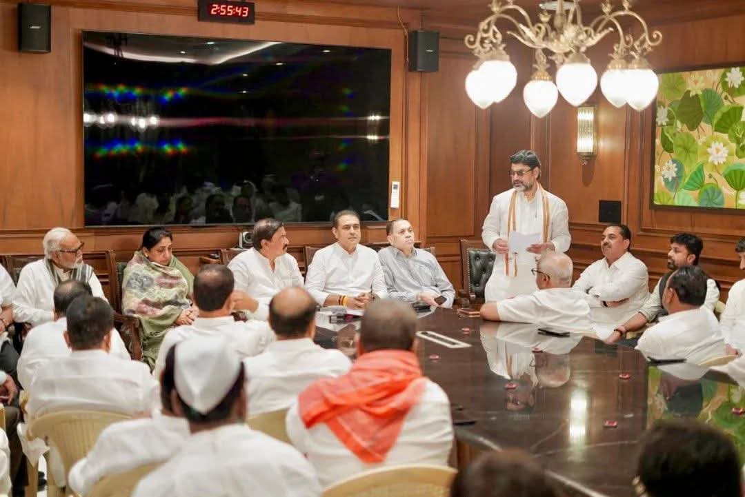 सकाळपासून ज्यांनी ज्यांनी धनंजय मुंडे या नावाच्या गुळण्या केल्या खास त्यांच्यासाठी ही पोस्ट!

अजित दादा हे माझ्या वडिलांसारखे होते, या व्यतिरिक्त धनंजय मुंडे यांचे कुठेही काहीही स्टेटमेंट नाही. (1/6)+
#धनंजयमुंडे