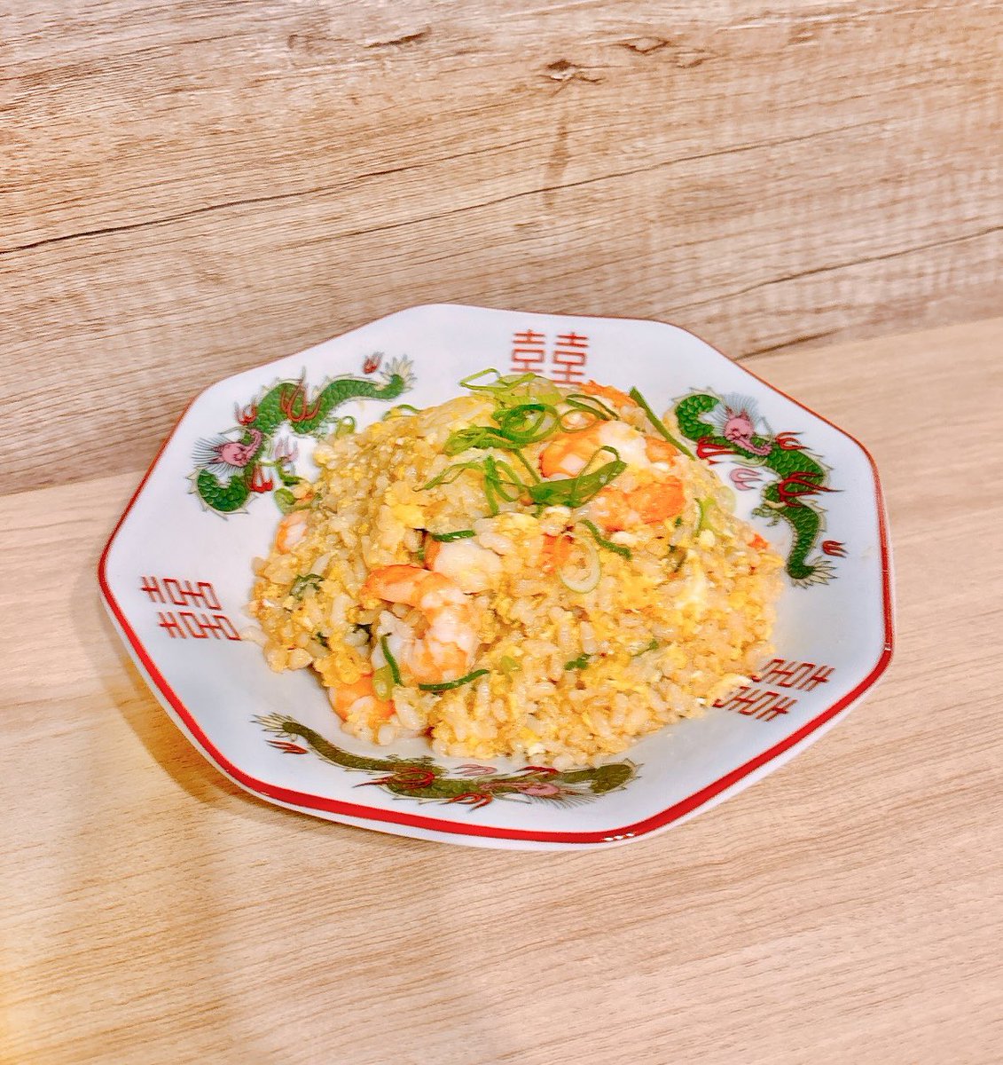 【バイト組の日で作ったレシピ】

✅ほぼ3分！漢のエビチャーハン白米なかったんで玄米！

1.お好み焼き、まぜそば、麻婆豆腐を作った後のフライパンにごま油をジョボ2周半、にんにくチューブをガッツシ！

2.玄米、卵、塩コショウを炒める

3.エビ、鶏ガラ素ガツン2、3振りで炒める