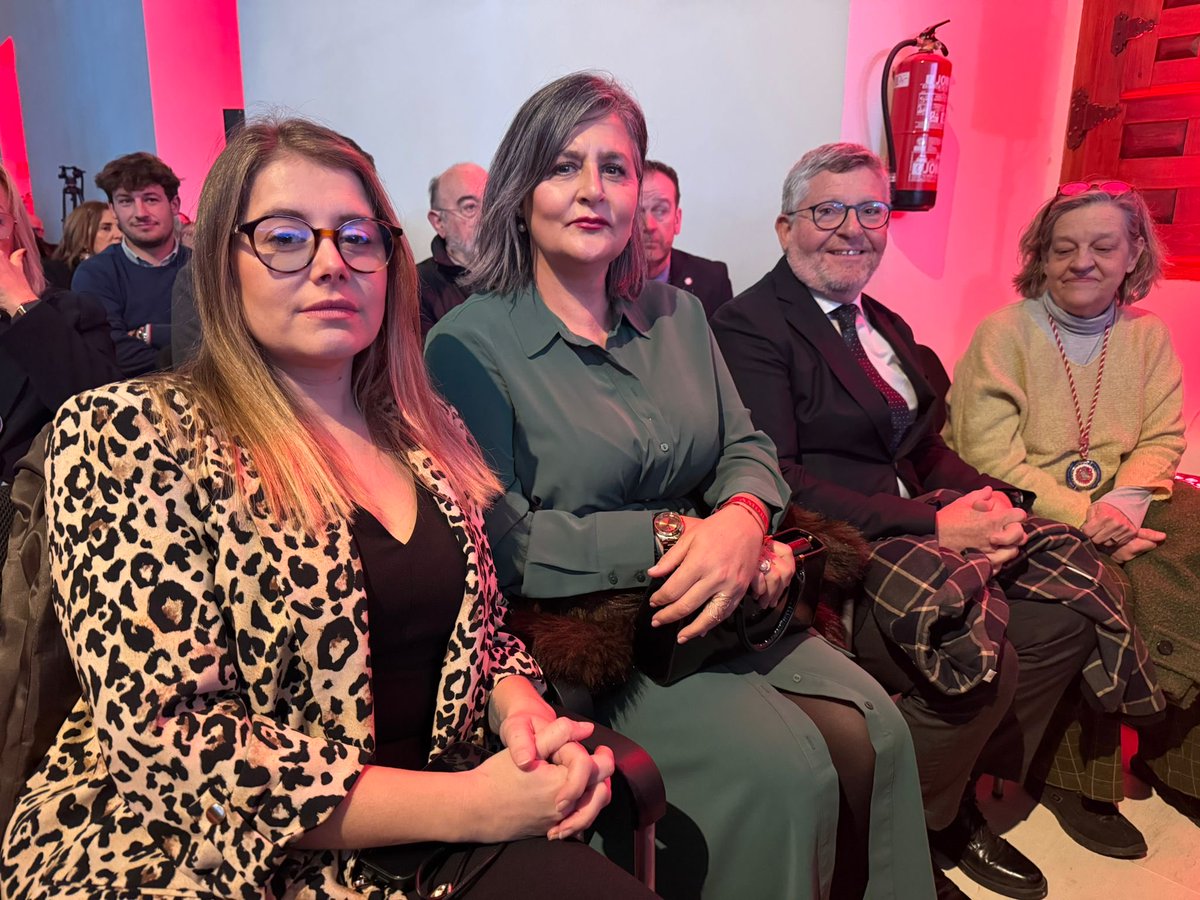 <a href="/_NachoRedondo_/">Nacho Redondo</a> , <a href="/ItziarAsenjo/">Itziar Asenjo</a> , <a href="/SantiagoLucasTo/">Santiago Lucas Torres</a> y la diputada Elena Sebastián, en los Broches Gastronómicos de #CLM en Cogolludo.
🏆 Premiados 5 restaurantes, 5 mujeres con una vida dedicada a la cocina y Eurotoques CLM por su ayuda tras la DANA.