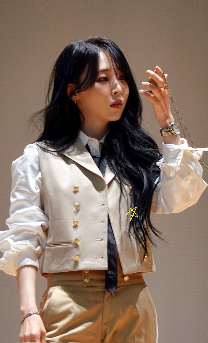 haengbokbyul's tweet image. 20260131 Seoul SW FS

Time might stand still being with you, but I will be here forever.

🤔Time Traveller or Gentlemen Jack Byul?

#마마무 #MAMAMOO
#문별 #MOONBYUL