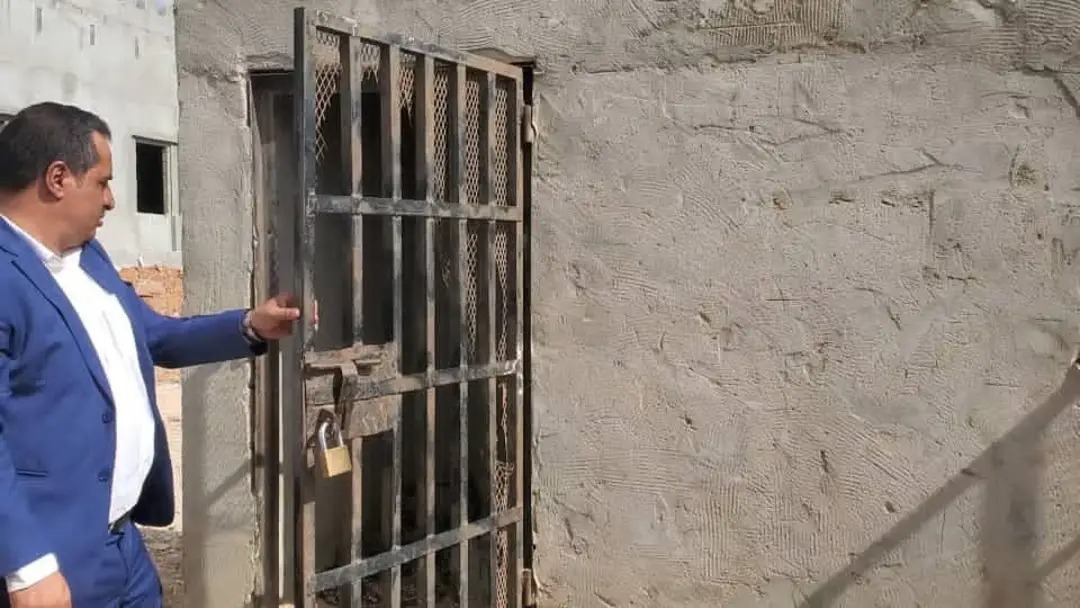 خلال نزولها الميداني إلى سقطرى، استمعت اللجنة الوطنية للتحقيق لإفادات ضحايا وشهود، قبل معاينة موقع في حديبو استُخدم كمركز اعتقال، يضم غرفًا ضيقة قُيّدت فيها حرية عمال ونشطاء وصحفيين وسياسيين، حيث وثّق الفريق بيانات السعة والمساحة وطبيعة وفترات الاستخدام ضمن إجراءات التحقيق في