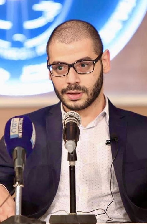 جو رحال…رسالة وطن!

بكلّ بساطة وصراحة، أنا لا أعرف جو رحال معرفةً شخصية. لم ألتقِه يوماً، لم أصافحه، ولم تجمعني به صداقة، ولا علاقة اجتماعية.

لكن بعض الأشخاص لا يحتاجون إلى معرفة مباشرة كي يتركوا أثراً. يكفي أن تقرأ لهم، أن تتابع حضورهم، أن ترى صدى وجودهم في الناس…لتشعر أنك