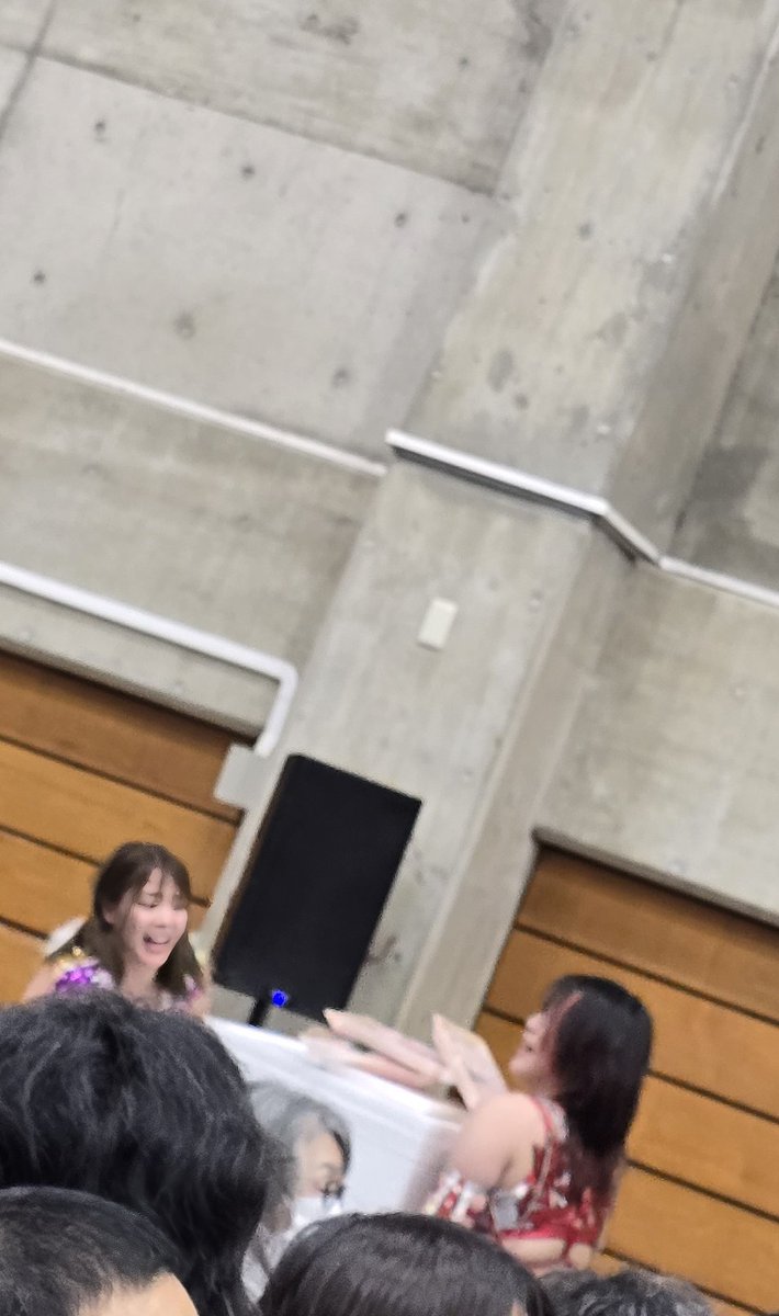 お肉ちょーだい🌹したら、気前良く貰えた！しかも数パック！
それどころか！😳
これは手伝わないと！🌹🤣