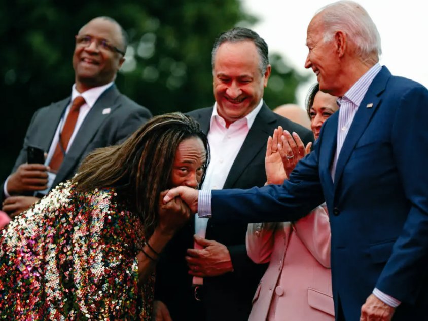 TorraineWalker's tweet image. A male who does this is disqualified from calling anybody else a sellout.