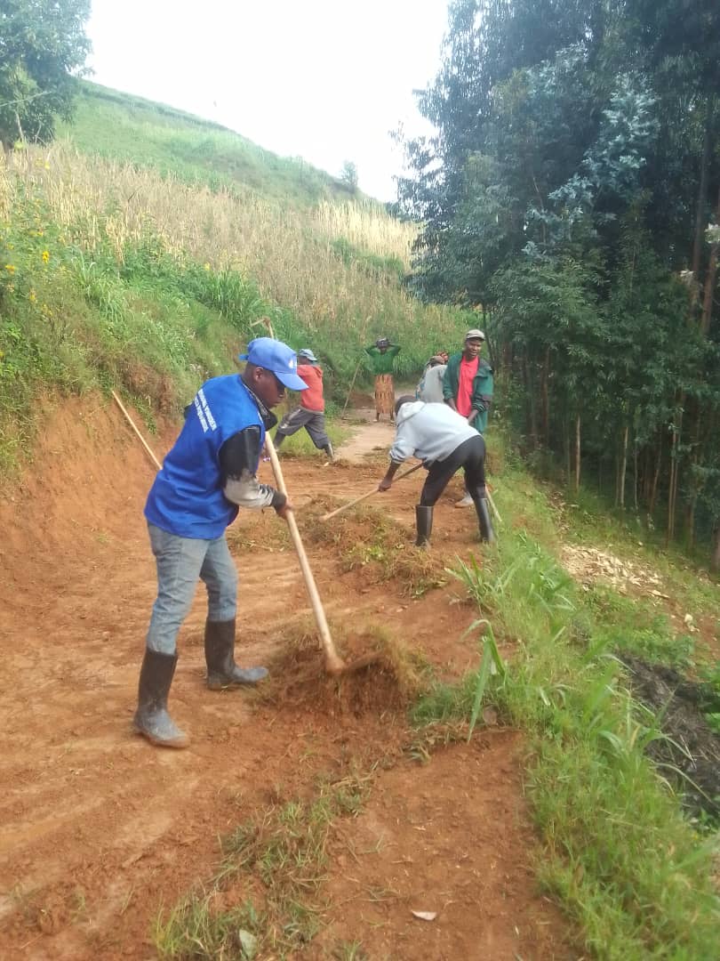 NNyaruguru's tweet photo. Hiryo no hino mu karere ka @NyaruguruDistr kuri uyu munsi w'Umuganda usoza ukwezi kwa Mutarama,  Urubyiruko mu bice byose by'Akarere bitabiriye Umuganda cyane wibanze ku bikorwa byo gukora imihanda yangiritse ndetse n'ibindi bikorwa bifite ingaruka nziza ku baturage. https://t.co/T0hDiDSg7I