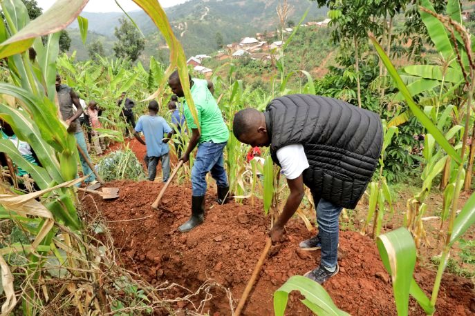 NNyaruguru's tweet photo. Hiryo no hino mu karere ka @NyaruguruDistr kuri uyu munsi w'Umuganda usoza ukwezi kwa Mutarama,  Urubyiruko mu bice byose by'Akarere bitabiriye Umuganda cyane wibanze ku bikorwa byo gukora imihanda yangiritse ndetse n'ibindi bikorwa bifite ingaruka nziza ku baturage. https://t.co/T0hDiDSg7I