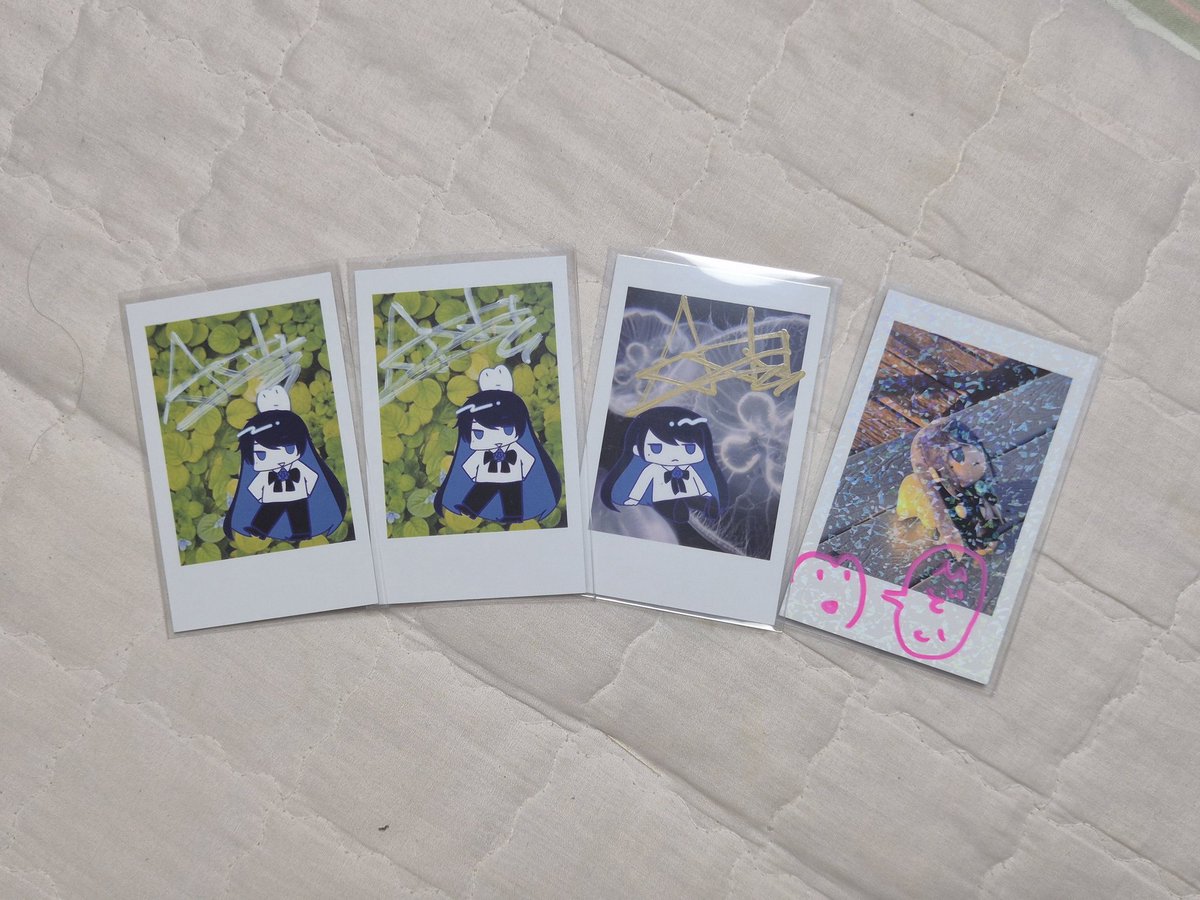 ltg9amer's tweet photo. Ado よだかの通販予約
ジャケットとチェキ6枚届きました。
でもなんと直筆サイン入りチェキ4枚連続?!
発送過程で混ざらなかったのかな？
今年に入ってから家族に不運なことが多かったですが、頑張ります

#Ado #Ado民 #よだか https://t.co/4a17LqGzen