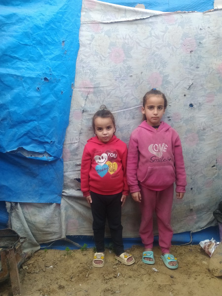 hamadadader's tweet photo. اناحمادة عشت منذ 7 أكتوبر 2023 ظروفًا صعبة جدًا في غزةعائلتي وأنا اضطررنا للنزوح أكثر من عشر مرات وخسرنا منزلنا ومصدر رزقنا وتركنا بلا مأوى ودون أمان ورغم كل هذه الصعوبات أواصل الكفاح لحماية عائلتي والبقاء قوية، لكنني بحاجة ماسة لدعمكم لتأمين حياة كريمة لنا وسط هذه الظروف القاسية https://t.co/LeSjJ14qlH