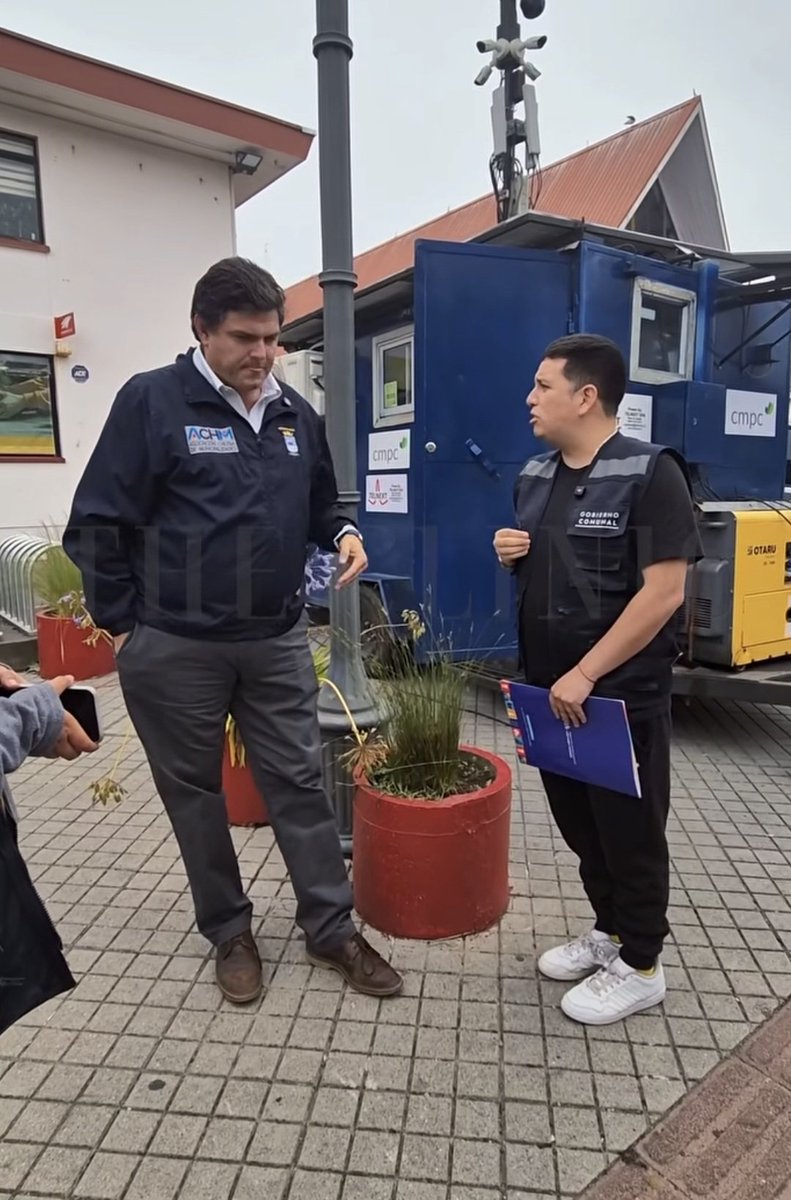 LaRespuestaCL's tweet photo. 🔴🇨🇱 ¿Representación Municipal o intereses privilegiados? El choque entre alcalde de Puente Alto y Zapallar por los SLEP

El alcalde de Puente Alto, Matías Toledo, confronta directamente a Gustavo Alessandri, alcalde de Zapallar y presidente de la Asociación de Municipalidades de Chile (Amuch), por su reunión con el presidente electo José Antonio Kast. Alessandri pidió pausar el traspaso de colegios a los Servicios Locales de Educación Pública (SLEP), un cambio que busca descentralizar la gestión educativa del Estado, quitándola de los municipios. Toledo argumenta que esta postura no refleja la diversidad de realidades comunales: mientras Zapallar, con un alto PIB, puede manejar fácilmente los costos educativos, comunas como Puente Alto invierten miles de millones que podrían aliviarse con más apoyo estatal. "¿Es justo que decisiones nacionales se tomen sin consultar a todos los alcaldes?", cuestiona implícitamente el debate, destacando cómo el status quo favorece a las zonas privilegiadas y deja atrás a las vulnerables. Este episodio invita a reflexionar: ¿El actual sistema de representación municipal perpetúa desigualdades, priorizando voces de élite sobre las necesidades reales de la mayoría? ¿Debería el traspaso a SLEP replantearse para equilibrar el acceso a una educación pública de calidad, o es hora de cuestionar si el modelo municipal realmente sirve a todas las comunidades? La discusión revela grietas en cómo se gestiona el poder local, urgiendo un debate más inclusivo sobre reformas educativas.

#MatiasToledo #SLEP #GustavoAlessandri