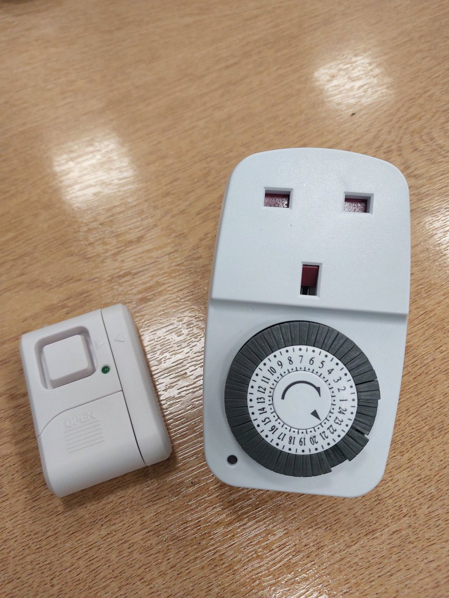 Officers helped elderly female after having house keys and purse stolen. 

Officers have given female number of safety devices, which provided her with much needed reassurance.

Follow below link for further crime prevention advice: 👉
westmidlands.police.uk/cp/crime-preve…