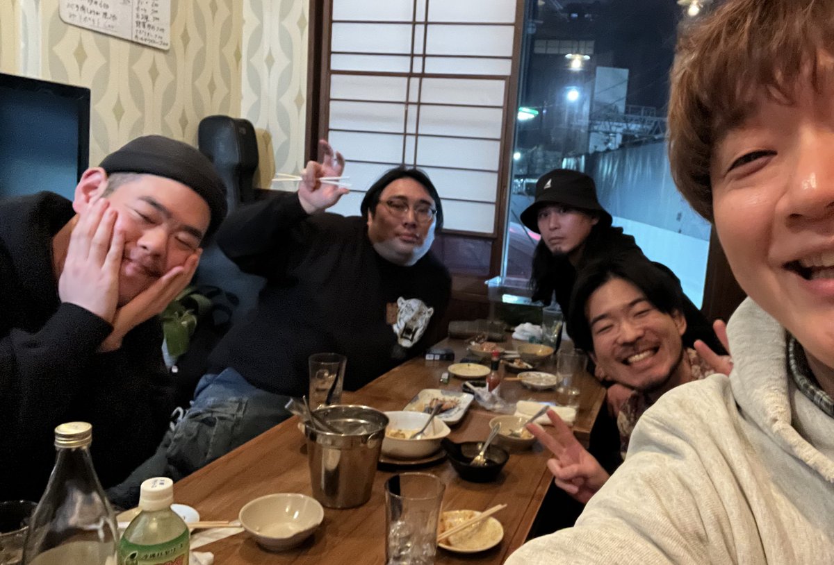 ikuro9's tweet photo. ニキさんに「東京いるんで飲みましょ」と言ったところ「原田のスクワット生配信あるんで…すんません」と言われ、まあそうやわな、とトニーフランクと飲んでたら、ニキさんとスクワット700回した直後のカリスマ俳優・原田さんが来てくれて、しまいにベルマインツのピーが来て最高の夜となりました https://t.co/kXkViWjlM6