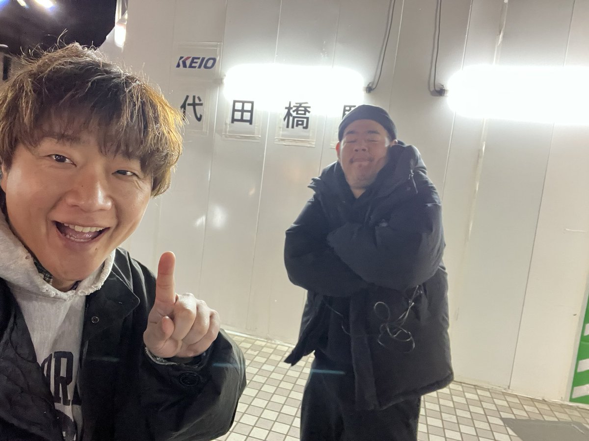 ikuro9's tweet photo. ニキさんに「東京いるんで飲みましょ」と言ったところ「原田のスクワット生配信あるんで…すんません」と言われ、まあそうやわな、とトニーフランクと飲んでたら、ニキさんとスクワット700回した直後のカリスマ俳優・原田さんが来てくれて、しまいにベルマインツのピーが来て最高の夜となりました https://t.co/kXkViWjlM6