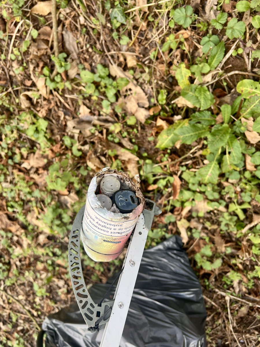 MePlasticSea's tweet image. Today I picked up three bags (I’d probably even say four as the first one was full and splitting by the time I sealed it!)I picked up another 21 dog poo bags walking back through the woods, so adding that onto the ones from earlier in the month, that’s 72 for January! #cleanup