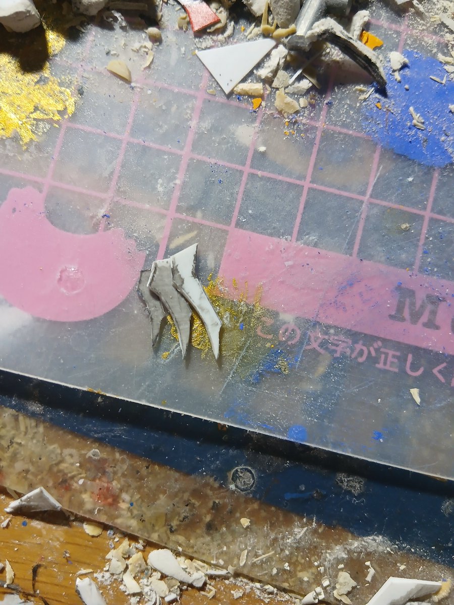 このバンシーカの、ここカッコいい。ので、作ります。プラ板切り出しです。設定画通りに作れやとか思う人もいるでしょうけど。なんかこっちの方が放熱板ぽいし？カッコいいし？
#FSS_jp
#ファイブスター物語
#メロウラ
#フルスクラッチ