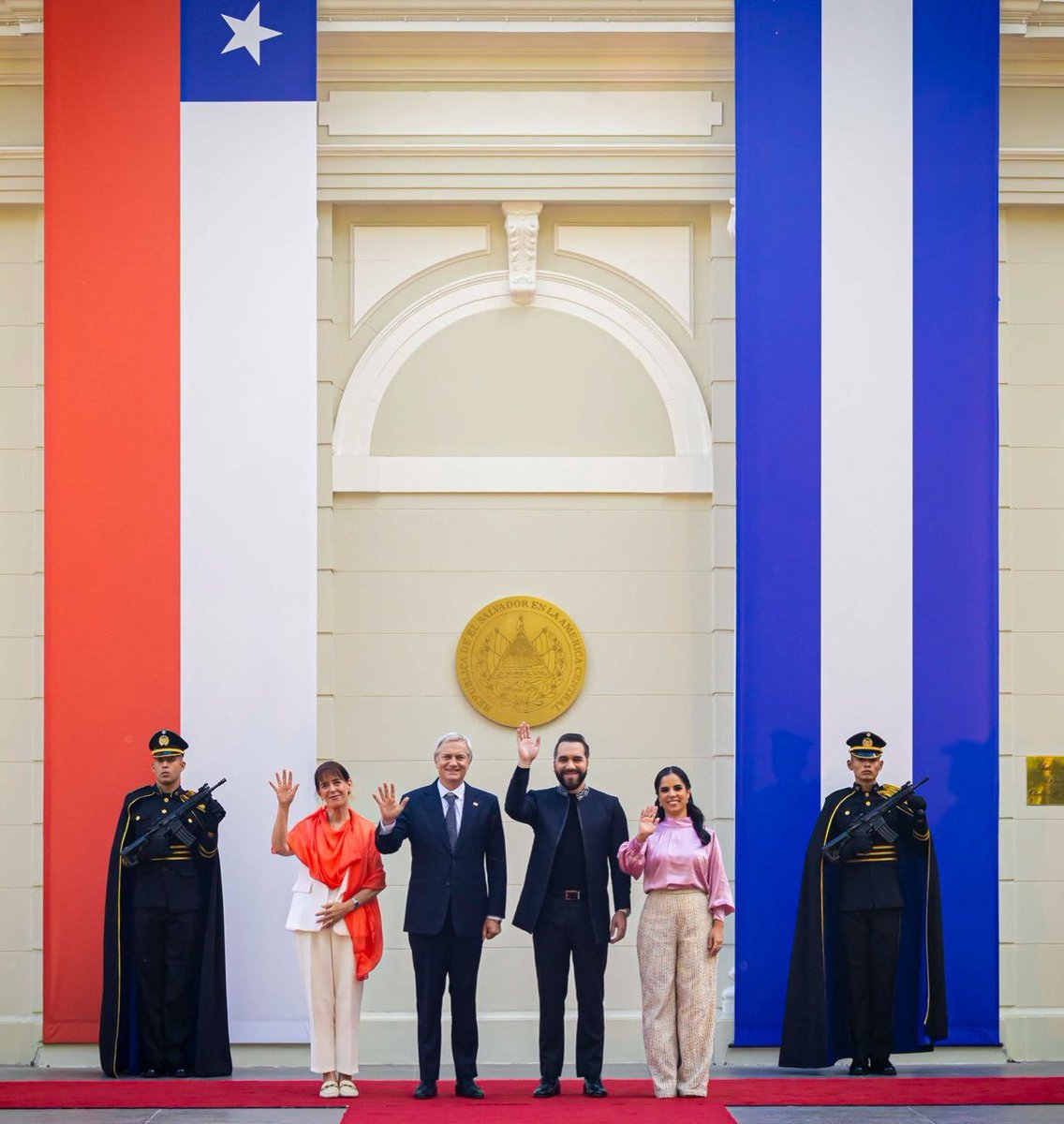 MinimoPelota's tweet image. En El Salvador tienen una estética de aristócratas espaciales de animes Sci-Fi. Imitar.