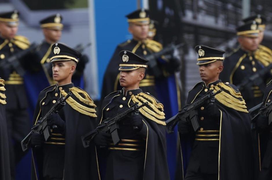 MinimoPelota's tweet image. En El Salvador tienen una estética de aristócratas espaciales de animes Sci-Fi. Imitar.