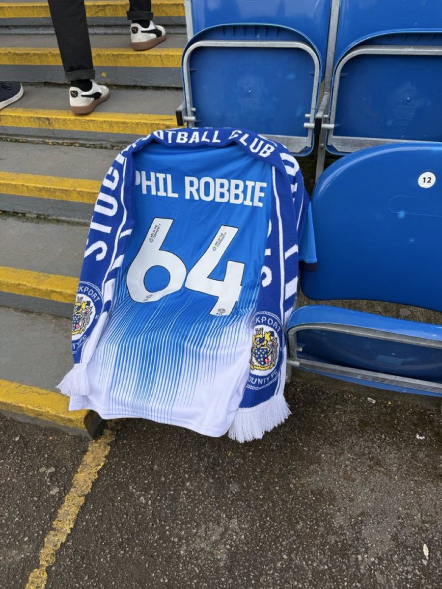 A lovely touch from the Stockport County family for putting a shirt out for ‘Phil Moonbird Robinson’ 👏 

#StockportCounty #pafc