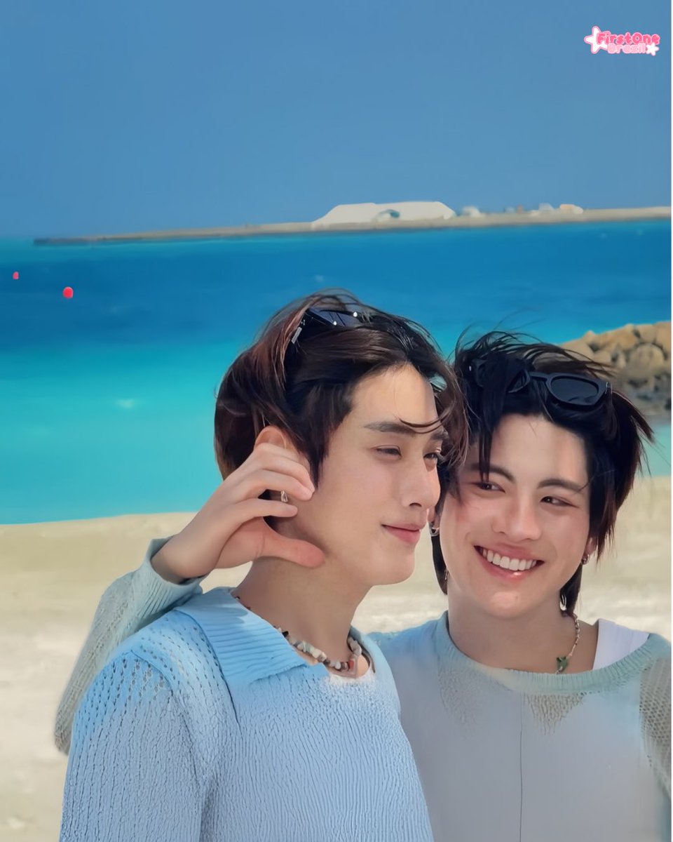 FirstoneCentral's tweet photo. Fall in love with you 🩵✨🐰🐶

TLEFIRSTONE X DrALLY IN MALDIVES
#DrAllyxTlefirstoneInMaldivesDays2
#Firstone #TleFirstone  #เติ้ลเฟิร์สวัน https://t.co/Rv4oPXd52X