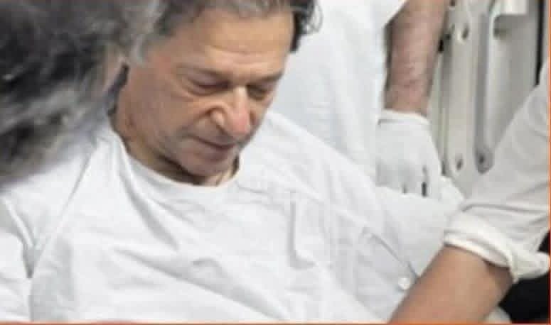 ikram_aca's tweet photo. سوشل میڈیا پر اس وقت عمران خان کی یہ تصویر گردش کر رہی پے اور دعوی کیا جا رہا ہے کہ یہ پمز اسپتال میں عمران خان کی تصویر لی گئی جب انہیں علاج کےلیے لایا گیا تھا۔ #ImranKhan #PTIOfficial #Silver #Copper #pakistan https://t.co/u6Ui3CTbFc
