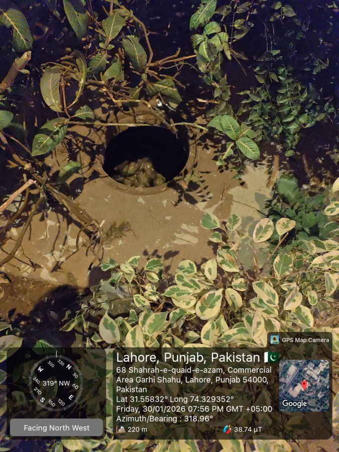 سوال یہ نہیں کہ ڈھکن نہیں لگا، سوال یہ ہے کہ ڈھکن کون لے گیا؟
ہم میں سے کسی نے چوری کر لیا، اب ہر گٹر کے ڈھکن کے اوپر سپاہی نہیں کھڑا کیا جا سکتا۔ میرے گھر کے گیٹ کے باہر لگا ڈھکن چوری ہوتا رہتا ہے۔
کچھ عوام بھی ان چوروں کو پکڑ کر سزایں دینے کی کوشش کریں۔