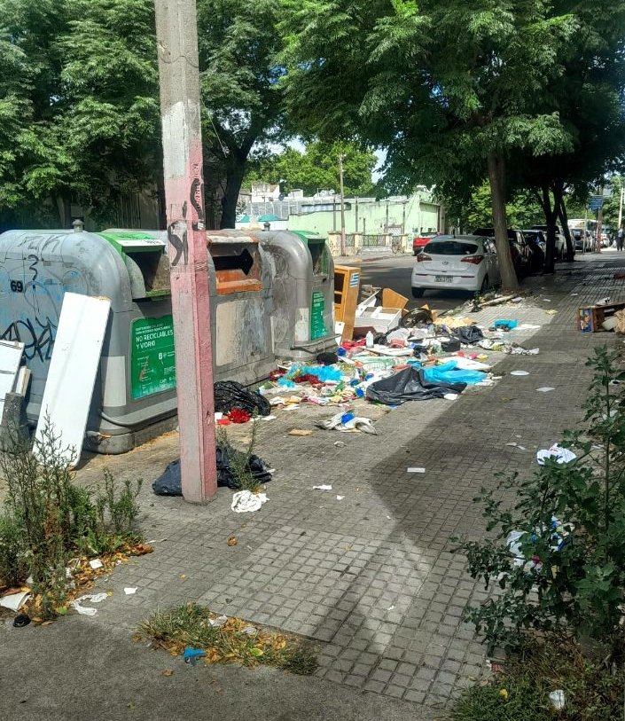 WalterV11712181's tweet photo. Paisaje de sábado, veredas y basural ,el abandono ,la desidia, la incapacidad ,"hay que seguir" . https://t.co/jwZPyFKxum