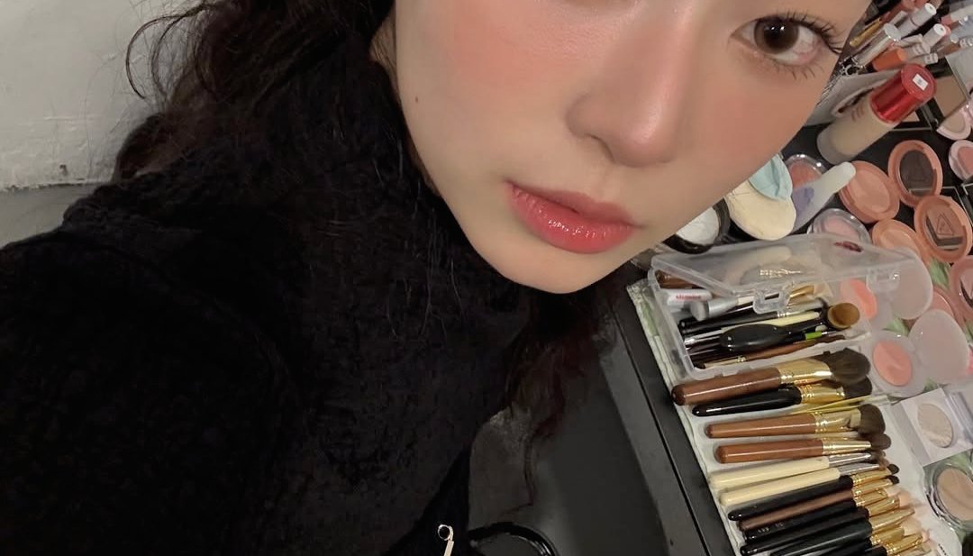 ⠀
⠀⠀ninis-log.⠀
⠀ 
happy sunday, everyone! 🩶 early morning work today supervising, testing some upcoming looks and working with some talent... the only glimpse of my cutest makeup of today before it melts as i go through work-sunday. 😔
⠀