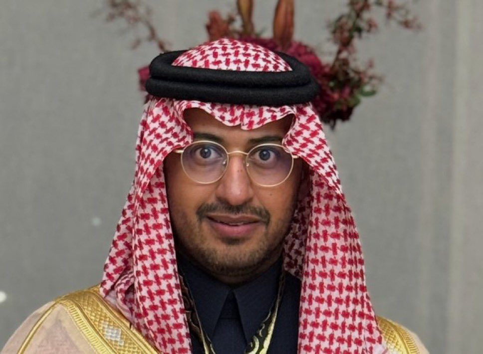 ماجد آل حسنة - خبير الاتصال المؤسسي والبروتوكول الدولي:

من إتيكيت المجالس قديمًا: هز فنجان القهوة لم يكن عادة، بل بروتوكولًا صامتًا للاكتفاء، لأن القهوجي لا يُنادى حفظًا لخصوصية المجلس.