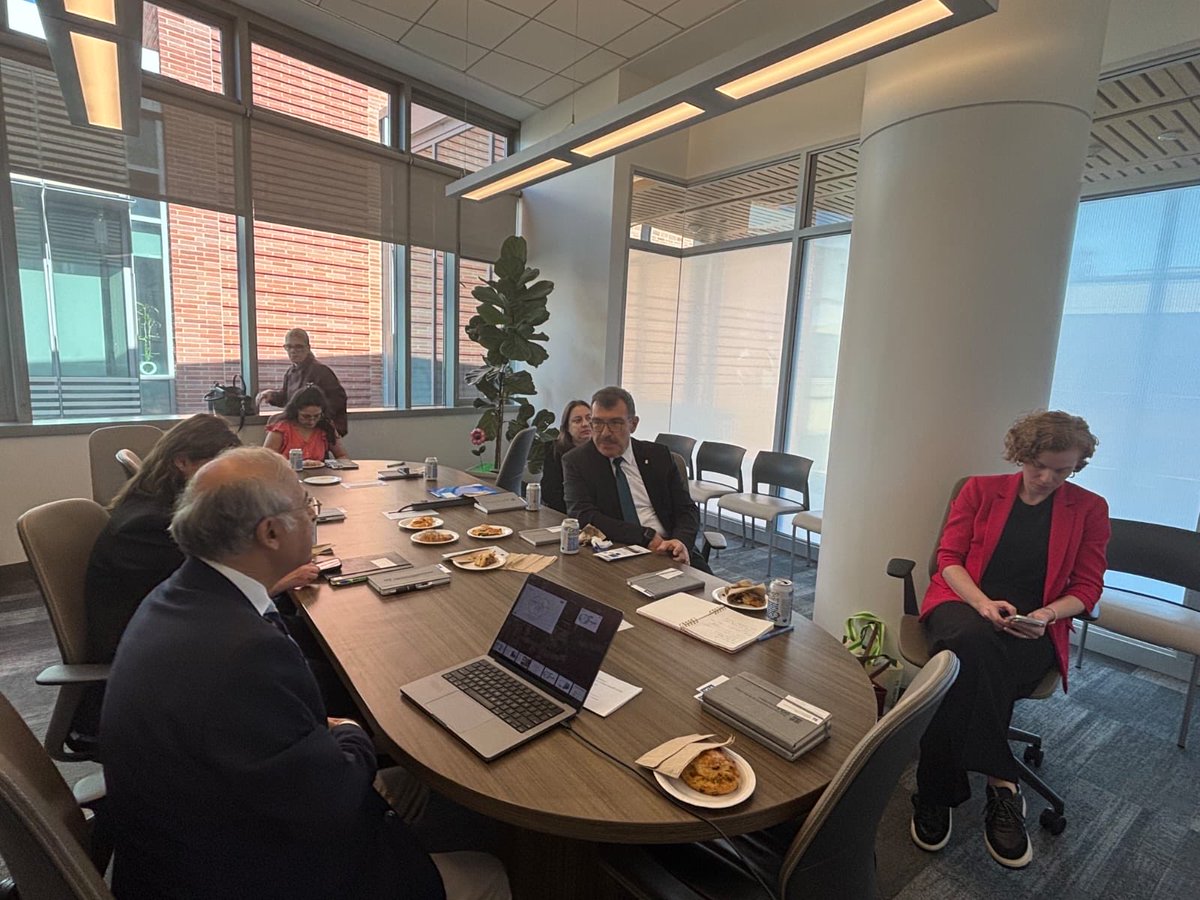 ProfHasanMandal's tweet image. 🏛️ Last Station: UCLA, Los Angeles 

Bilimin sınırlarını aşan Amerika programımızın finalini, küresel akademik ağın en prestijli duraklarından biri olan UCLA’da tamamladık. 🌍

📍 UCLA Üniversite Yönetimi ile Görüşme
UCLA’nın Rektör Yardımcısı Roger Wakimoto, Provost Yardımcısı