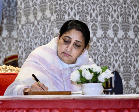 वाह री राजनीति वाह री कुर्सी ‼️
क्या #अजीत_पवार की पत्नी को इतनी जल्दी शपथग्रहण समारोह कर लेना चाहिए था ❓
#सुनेत्रा_पवार
#maharashtra
#sindoor #OperationSindoor