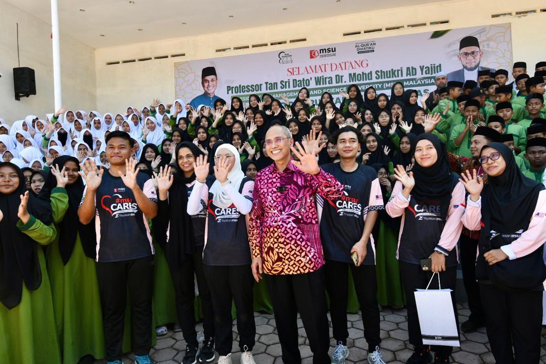 MohdShukriYajid's tweet photo. Flagged off the #MSUcares for Humanity : Aceh Chapter teams, on their next few days mission of engagements with the community, with provisions and assistance. Wished everyone a safe &amp; blessed journey. @MSUmalaysia @MSUscd #MSUsdg https://t.co/r1y6wlzN9A