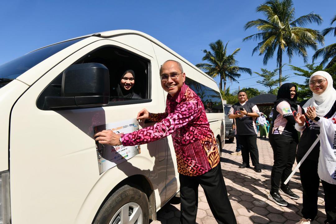 MohdShukriYajid's tweet photo. Flagged off the #MSUcares for Humanity : Aceh Chapter teams, on their next few days mission of engagements with the community, with provisions and assistance. Wished everyone a safe &amp; blessed journey. @MSUmalaysia @MSUscd #MSUsdg https://t.co/r1y6wlzN9A