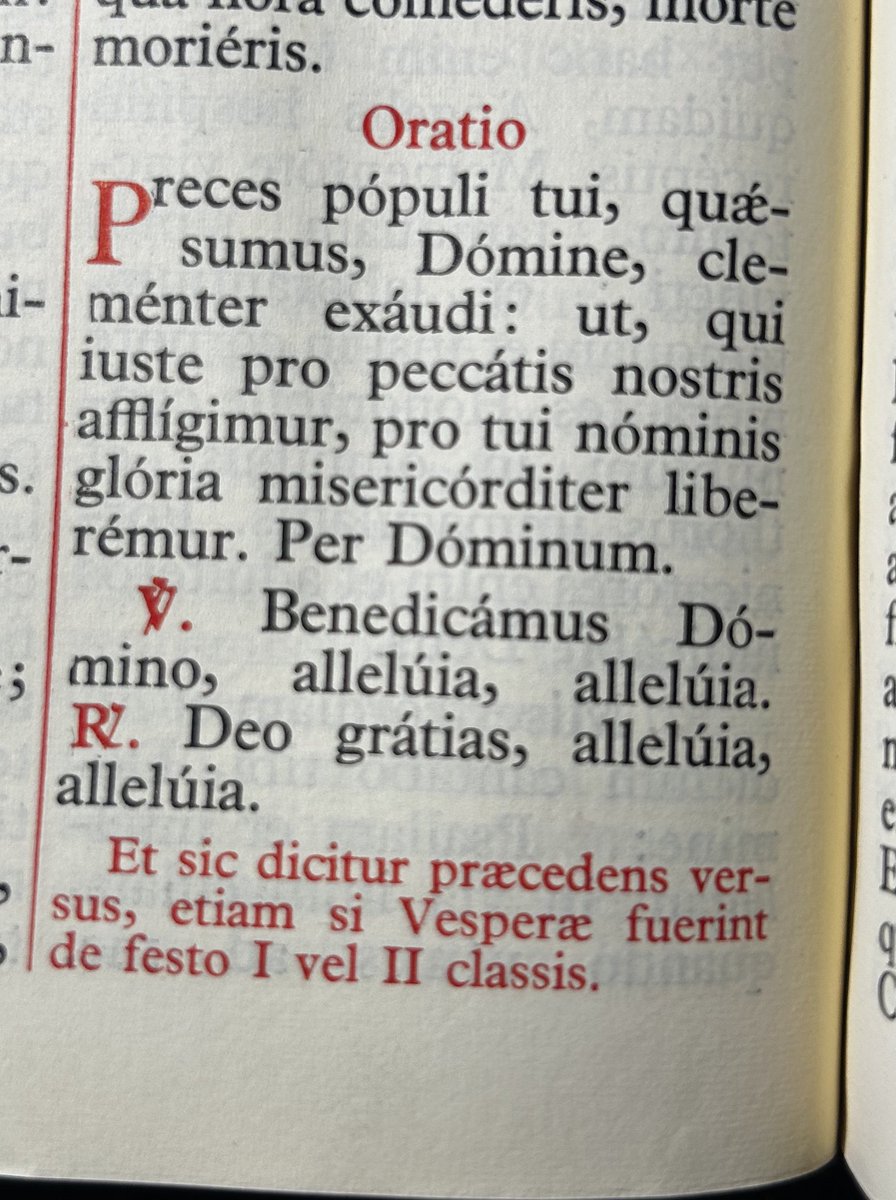 pater_matthaeus's tweet photo. Ciekawostka. Dziś „pożegnanie Alleluja.” Ci, którzy odmawiają stary brewiarz, mogą być nieco zaskoczeni: rubryki brewiarza rzymskiego na nieszpory soboty przed niedzielą Siedemdziesiątnicy nakazują bowiem dodać dwukrotnie „Alleluja” do Benedicamus Domino („Błogosławmy Panu”) oraz tyleż samo do Deo gratias („Bogu niech będą dzięki”). Przepis ten obowiązuje także wtedy, gdy na tę sobotę przypada święto I lub II klasy.
Następnie rubryka wyjaśnia, że od tego momentu aż do Wielkiej Soboty „Alleluja” nie jest ani wypowiadane, ani śpiewane ani w brewiarzu, ani w mszale dla Starej Formy.

„Średniowieczny liturgista Durandus opisuje dokładnie ceremonię pożegnania Alleluja. Śpiewano officium osobne, z hymnów i responsoriów złożone; ustawiano nawet katafalk i trumnę, w której rzekomo uosobione Alleluja spoczywało, bo zamarło i ucichło na pewien przeciąg czasu. Zaś przy kościele w Atucerre jest manuskrypt, według którego następującą antyfonę śpiewano do Magnificat w officium pożegnalnym:

Mane apud nos hodie, Alleluia, Alleluia Et crastina die proficisceris, Alleluia, Alleluia Et dum ortus fuerit dies, ambulabis vias tuas Alleluia, Alleluia, Alleluia Alleluia.

Pozostań z nami (jeszcze) dziś Alleluja, Alleluja, z jutrzejszym dniem odejdziesz Alleluja, Alleluja. Jednak gdy tylko powstania nadejdzie poranek, dumnie powrócisz na swoje drogi Alleluja, Alleluja, Alleluja, Alleluja.

Albo przytoczony tekst modlitwy świadczy o tym, jak wtedy rozumiano i jak się przejmowano śpiewem Alleluja:

Deus, qui nos concedis alleluiatici cantici deducendo solemnia celebrare, da nobis in aeterna beatitudine cum sanctis tuis Alleluia cantantibus perpetuum feliciter Alleluia posse cantare. Per Dominum nostrum Iesum Christum. Amen 

Boże, który dozwalasz nam corocznie świętować odejście śpiewu Alleluja, daj nam abyśmy ze świętymi Twymi w wiecznej radości śpiewającymi Alleluja, nieprzerwanie szczęśliwie mogli śpiewać Alleluja. Przez Pana naszego, Jezusa Chrystusa. Amen.”

Prezentowany powyżej tekst, pochodzący z czasopisma „Misterium Christi” (rocznik 1929/30, z. 2)
