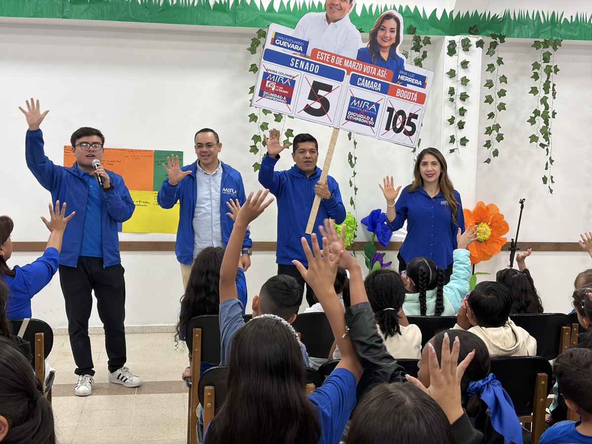 carlos_guevara's tweet photo. Empezamos el día escuchando a los padres de familia y a sus hijos para seguir construyendo un país con valores. @Fapuentess https://t.co/tEqcInnovt