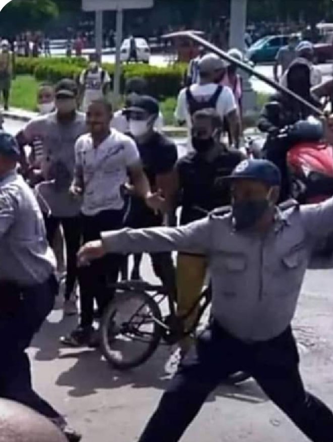 Alexanva's tweet photo. @Catv20171 Con #dictadores no se negocia. Ahora porque se les ha puesto la situación como la ha tenido #Liborio por 6 décadas 🥵
El que a plomo entra, a plomo sale💪🇺🇲🇨🇺🙏
"Those who live by the swords shall die by the swords."
#intervencionhumanitariaYA
#AbajoLaDictadura https://t.co/KWdJFLoB1w