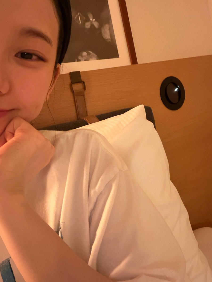 존내기엽게생겻어 짜증나........호텔방에서 일기쓰다가 혼자 저런다고생각해봐 존니어이없고진짜짜증나 보조개도쏙들어가고아짜증나 눈썹도 가지렁하고쓰다듬고싶고짜증난더고 눈은또왜또똔개눈인데,아짜증나......